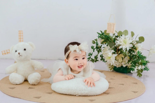 偃师四个月宝宝揉眼睛